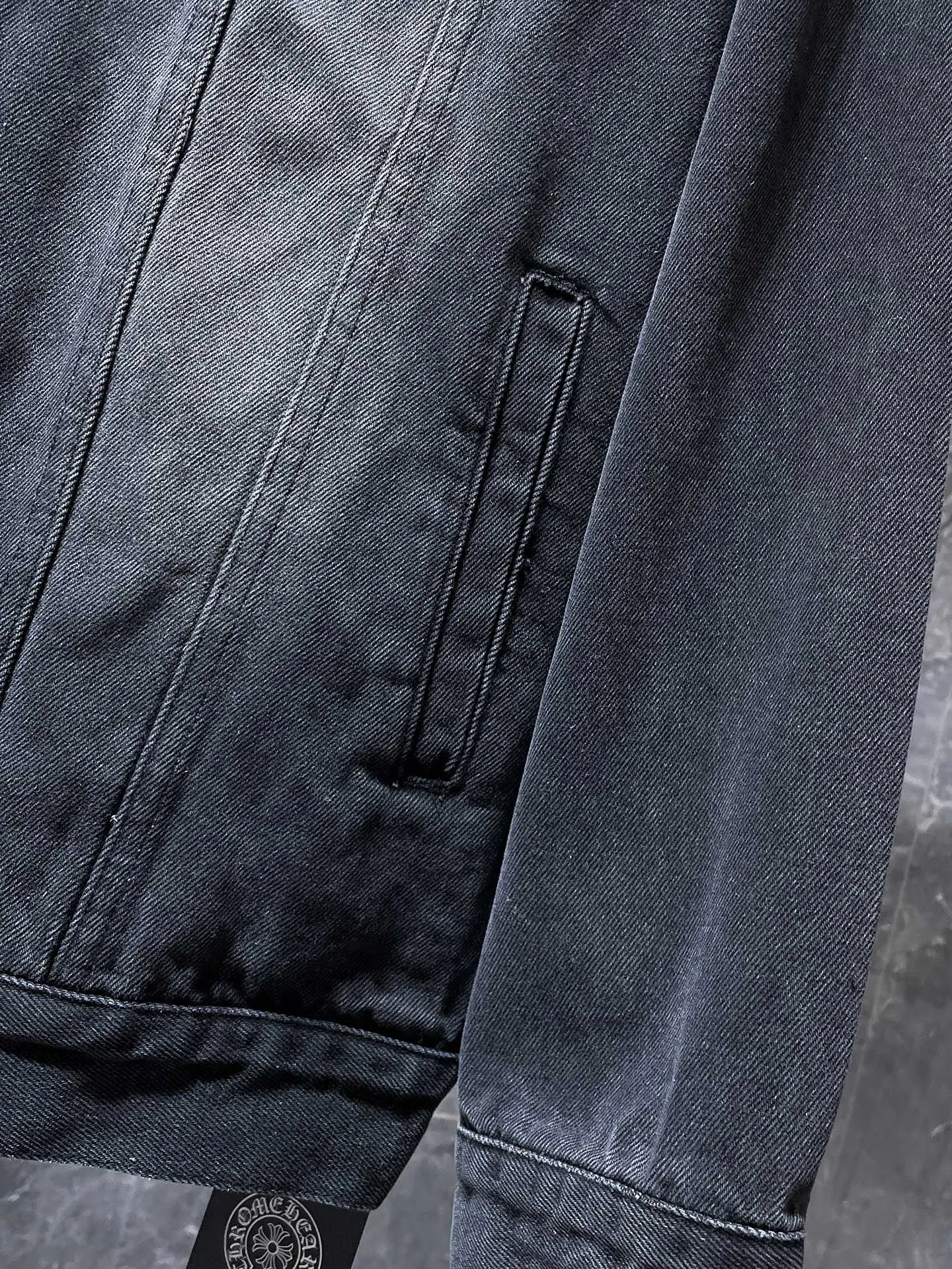 P316 Chrome Hearts autumn clothing is here. Sanskrit embroidered hand-applied embroidered denim. Exclusive custom-woven and dyed 100% cotton denim fabric, high-tech washing! Original hardware mold opening! ❗❗Heavy work❗❗ Thickened leather three-dimensional Sanskrit embroidery on the front and back ➕Hand-made patchwork. The most handsome denim jacket this season. A must-have for everyone. 🌈Recommended color: washed black. 🌈Code numbers: S, M, L, XL